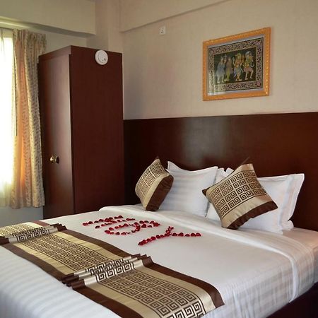 Hotel Broadway Янгон Экстерьер фото