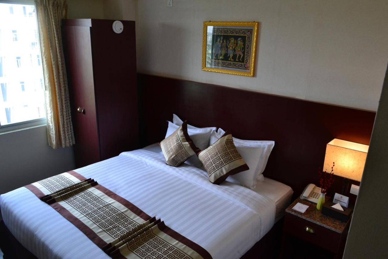 Hotel Broadway Янгон Экстерьер фото