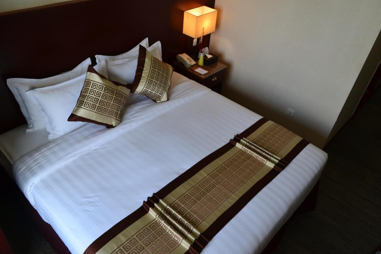 Hotel Broadway Янгон Экстерьер фото