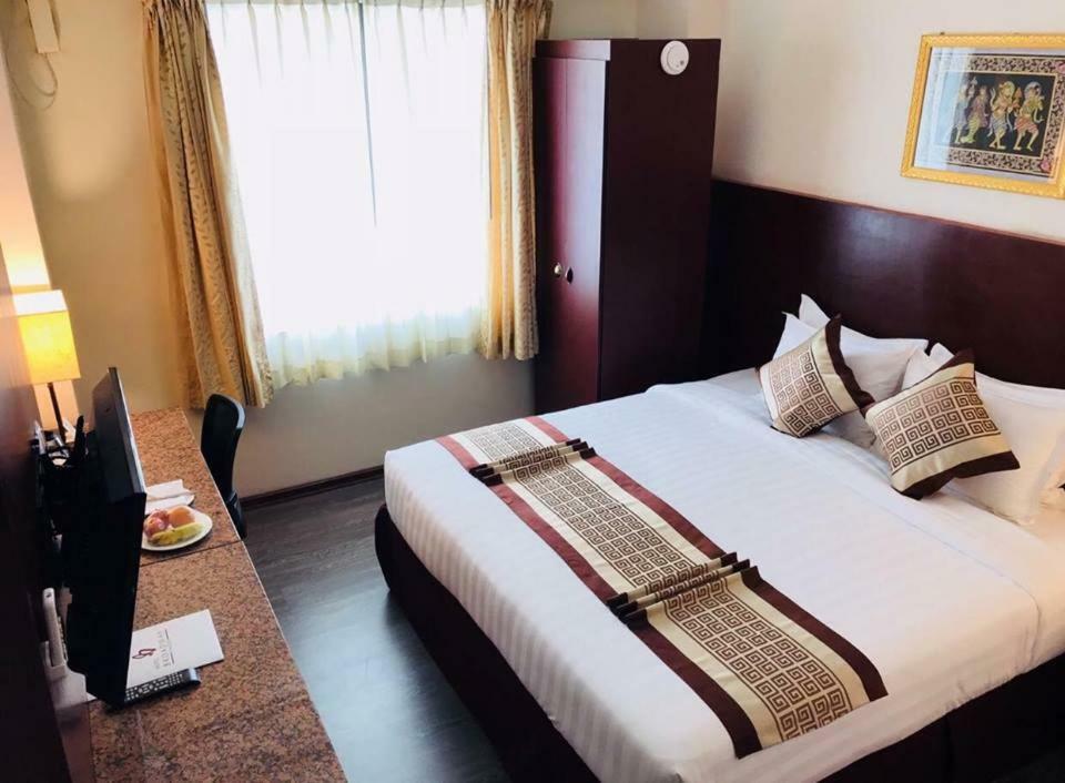 Hotel Broadway Янгон Экстерьер фото