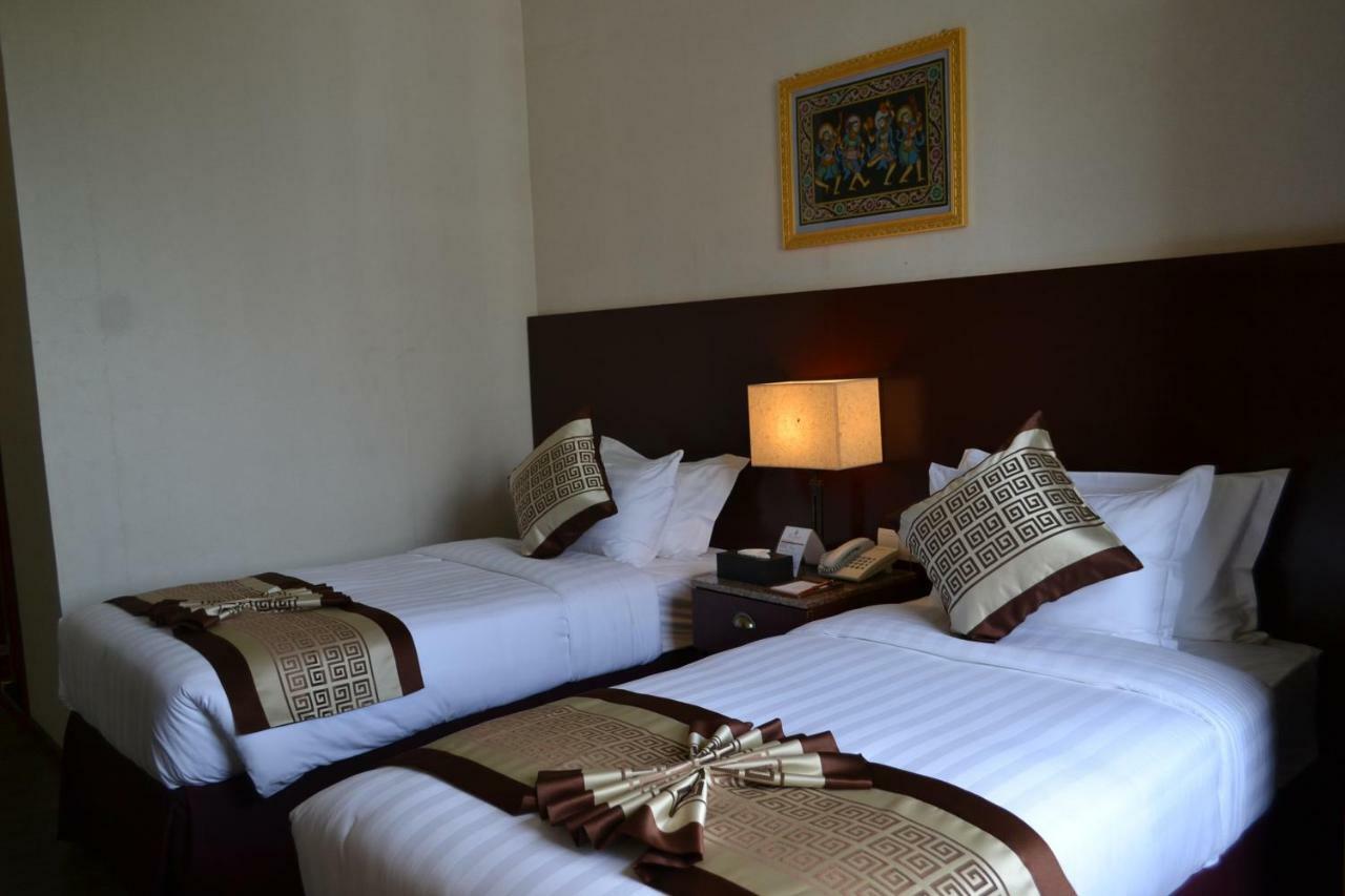 Hotel Broadway Янгон Экстерьер фото
